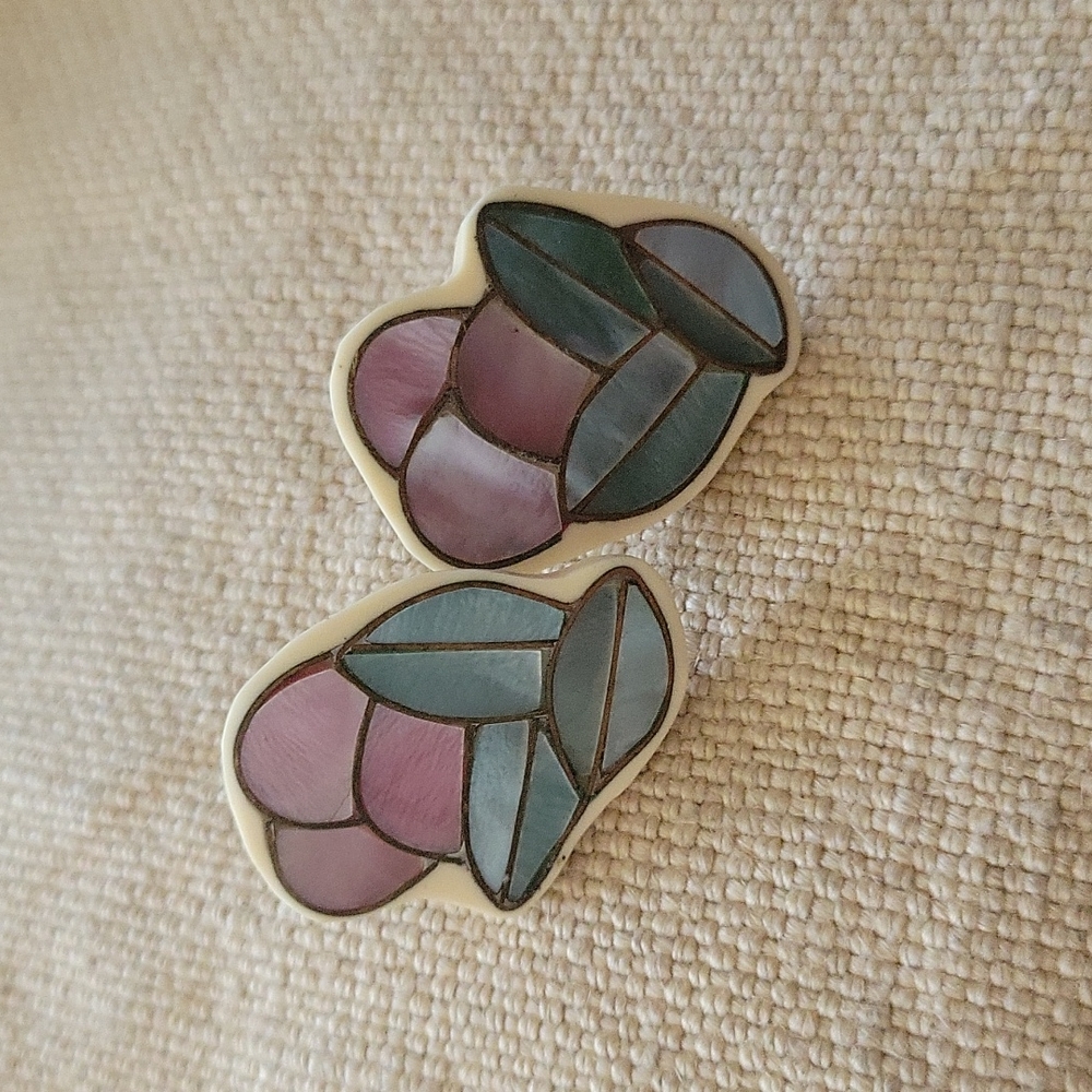 Vintage ivory color and brass inset shell flower earrings 80s vintage rare find!